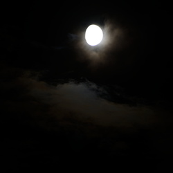 Photos du ciel nuageux la nuit